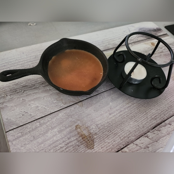 Mini cast iron skillet wax melter + melts - Picture 3 of 5